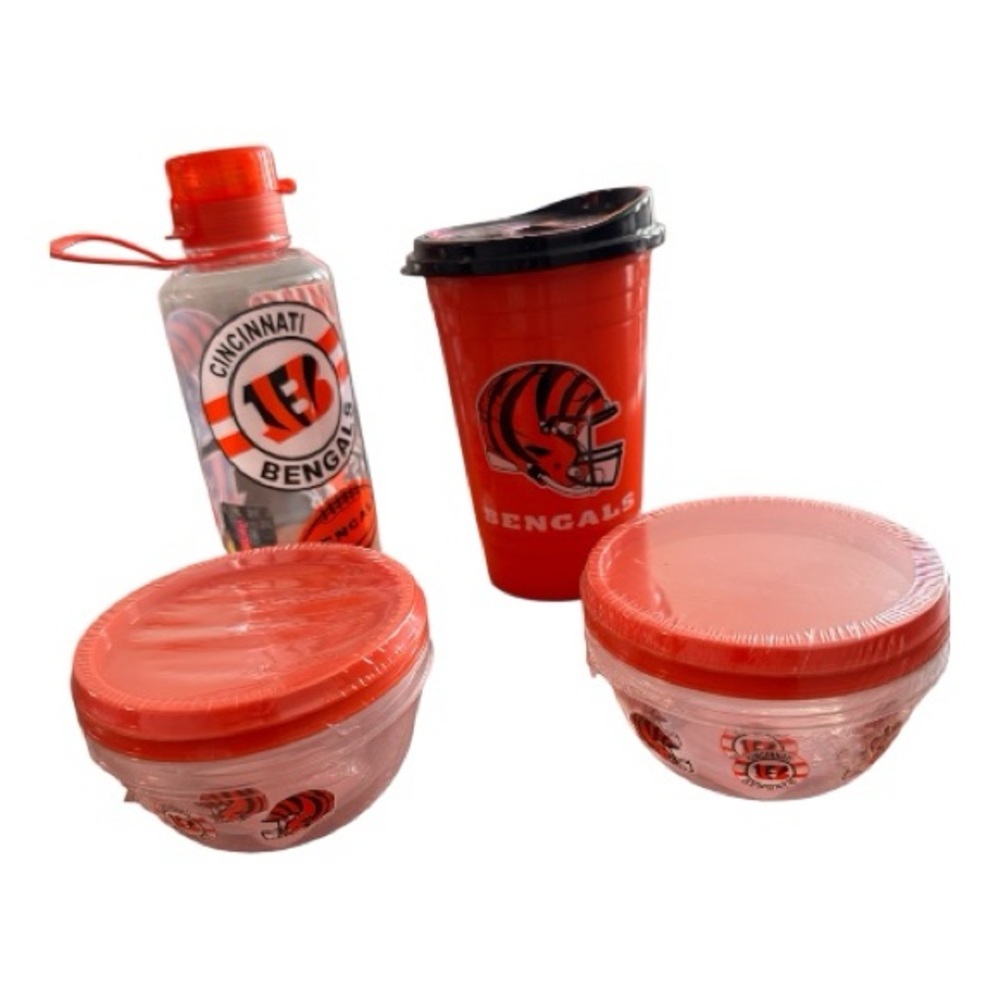 Show off your team pride with this official NFL licensed Cincinnati Bengals set.